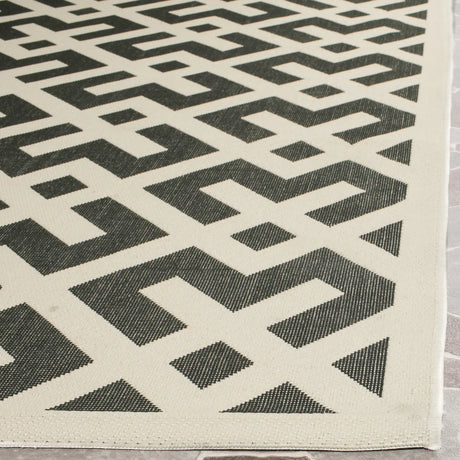 Safavieh Courtyard 4'-0" x 5'-7" Rug in Black / Beige