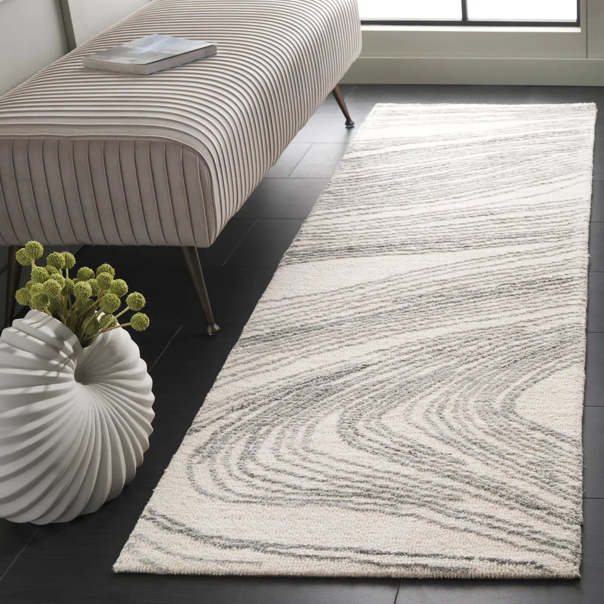 Safavieh Ebony 2'-3" x 8'-0" Rug in Ivory / Grey