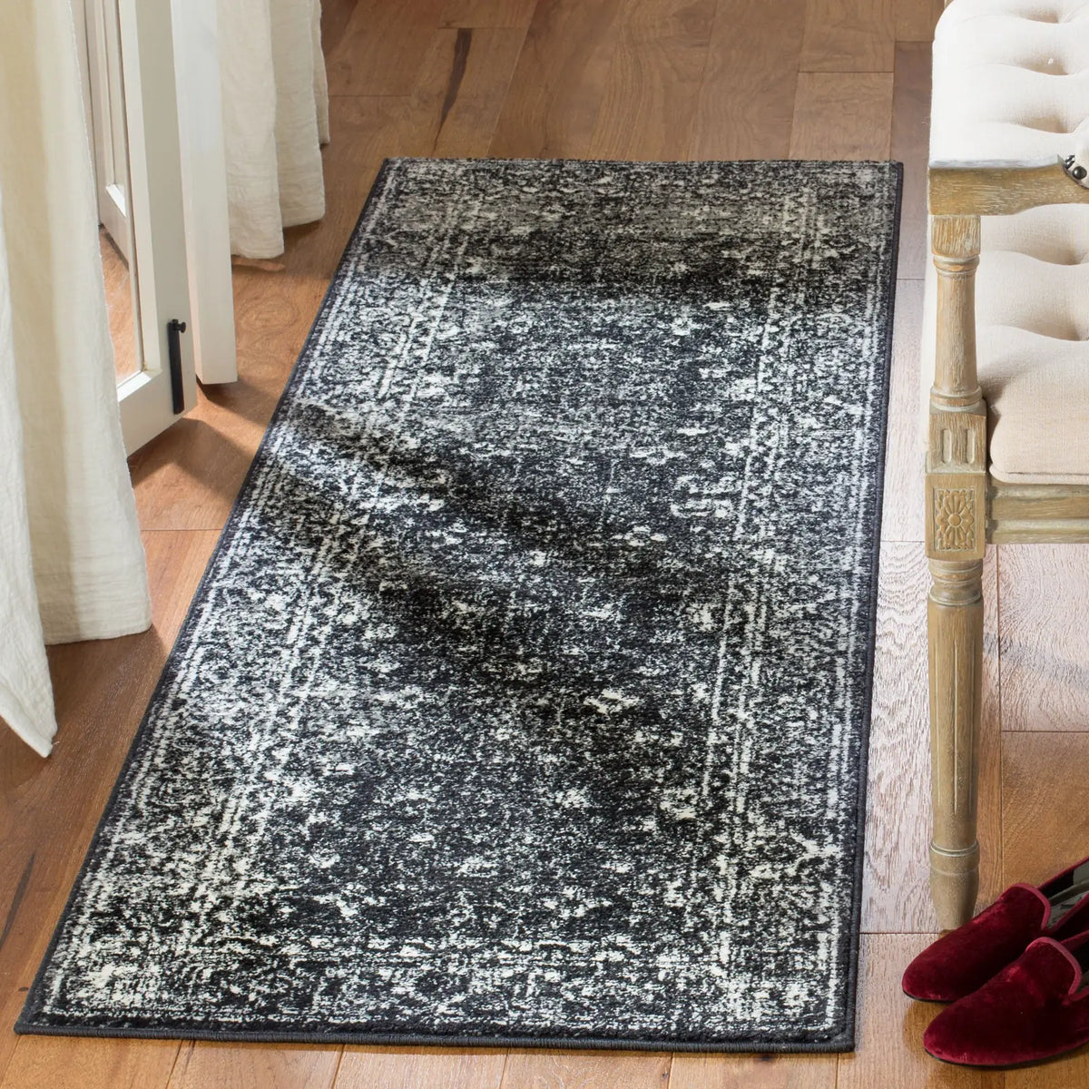 Safavieh Evoke 2'-2" x 11'-0" Rug in Charcoal / Ivory