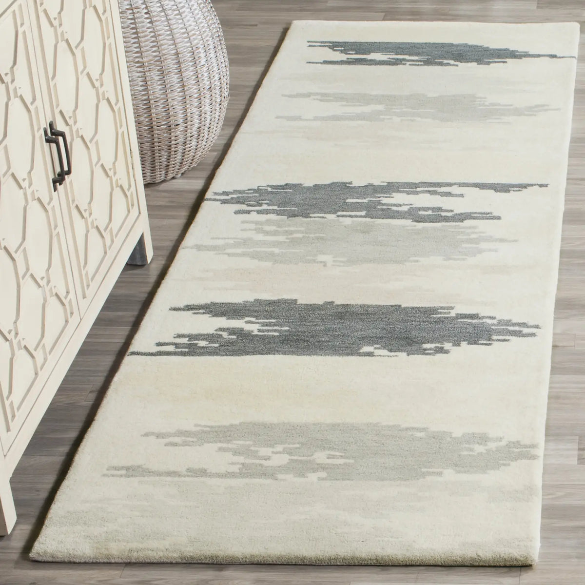 Safavieh Soho 2'-6" x 8'-0" Rug in Ivory / Grey