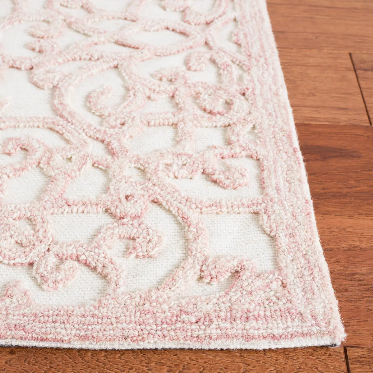 Safavieh Trace 4'-0" x 6'-0" Rug in Ivory / Pink