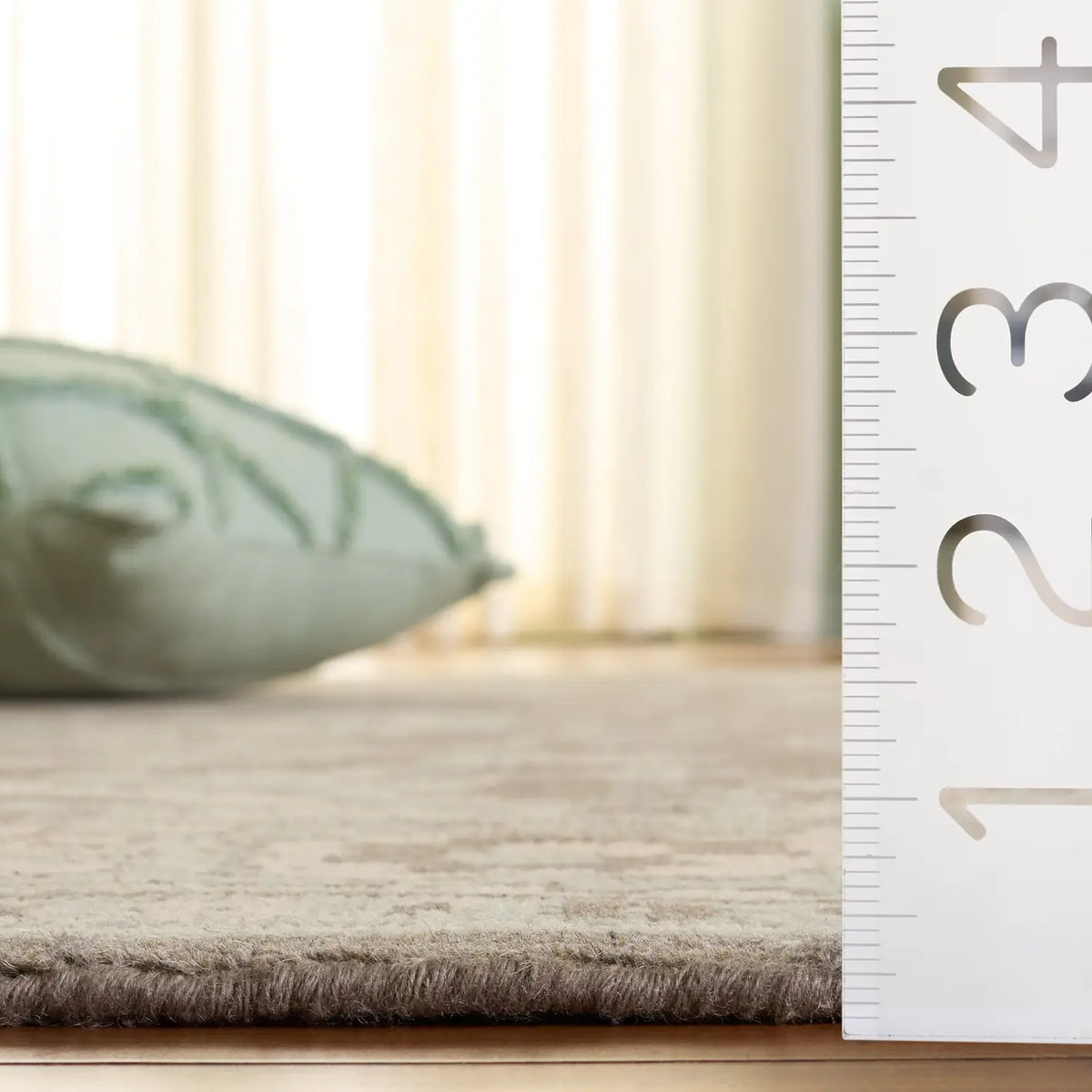 Safavieh Sivas 6'-0" x 9'-0" Rug in Grey / Ivory