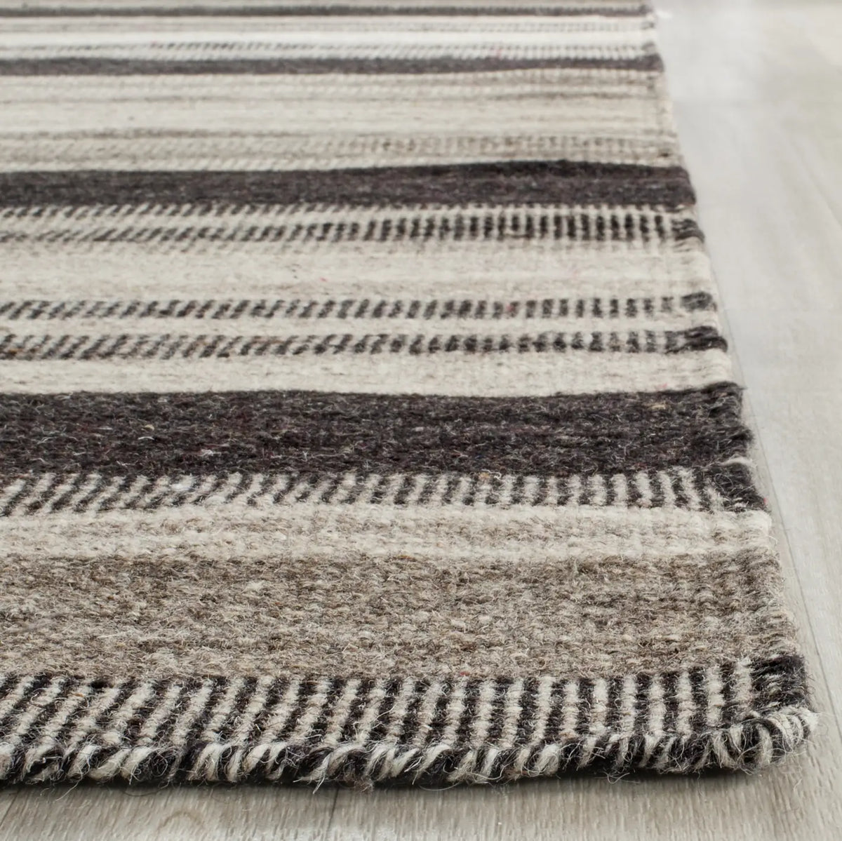Safavieh Dhurries 4'-0" x 6'-0" Rug in Natural / Black