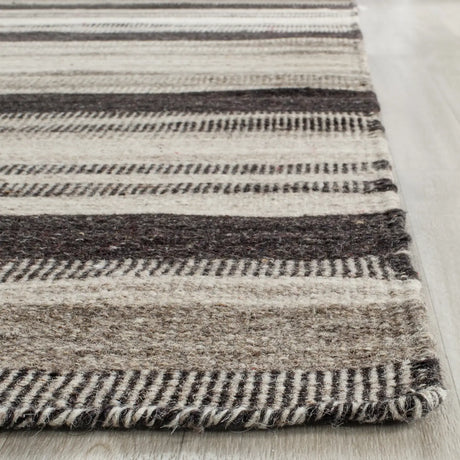 Safavieh Dhurries 4'-0" x 6'-0" Rug in Natural / Black
