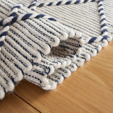 Safavieh Vermont 4'-0" x 6'-0" Rug in Ivory / Navy