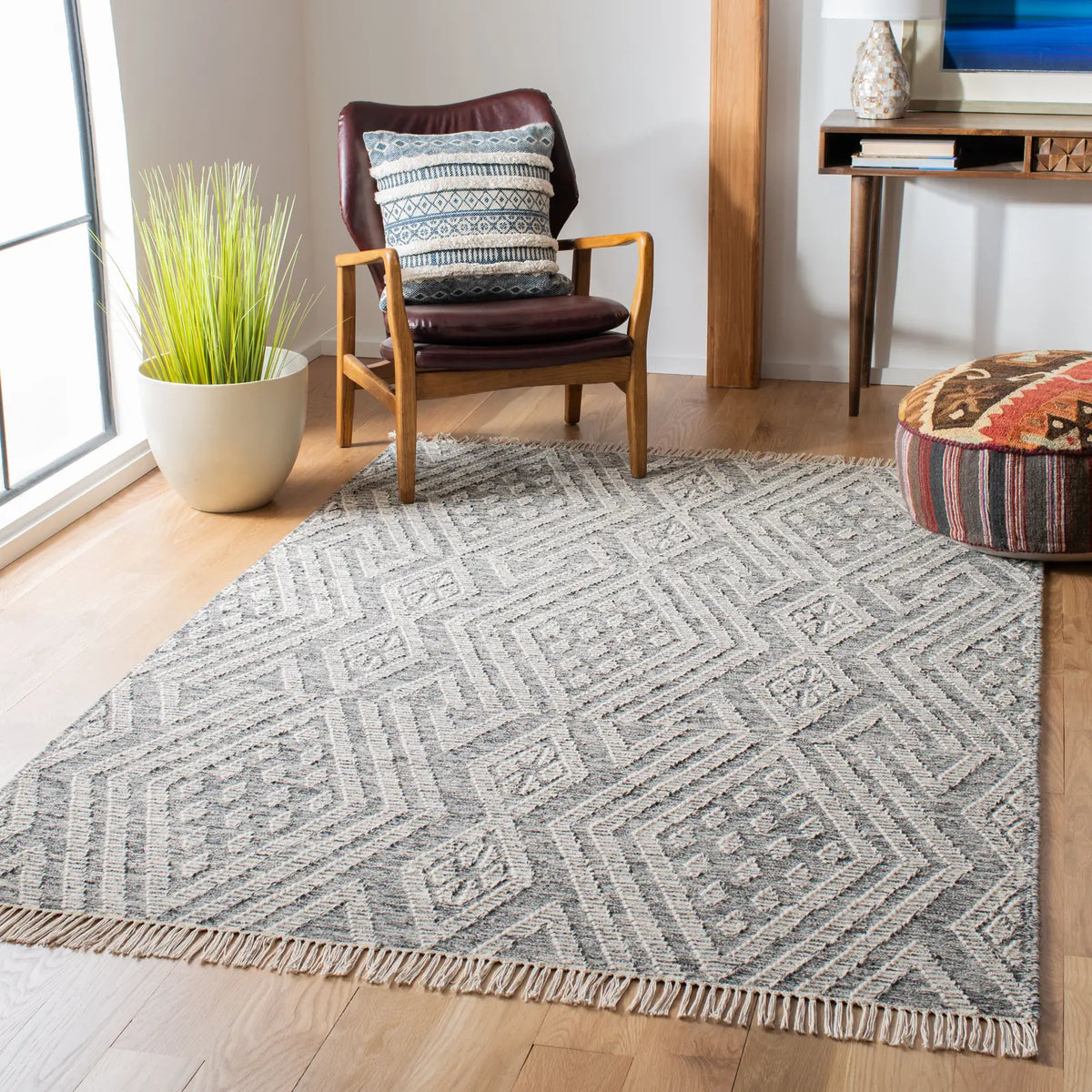 Safavieh Kilim 4'-0" x 6'-0" Rug in Black / Ivory