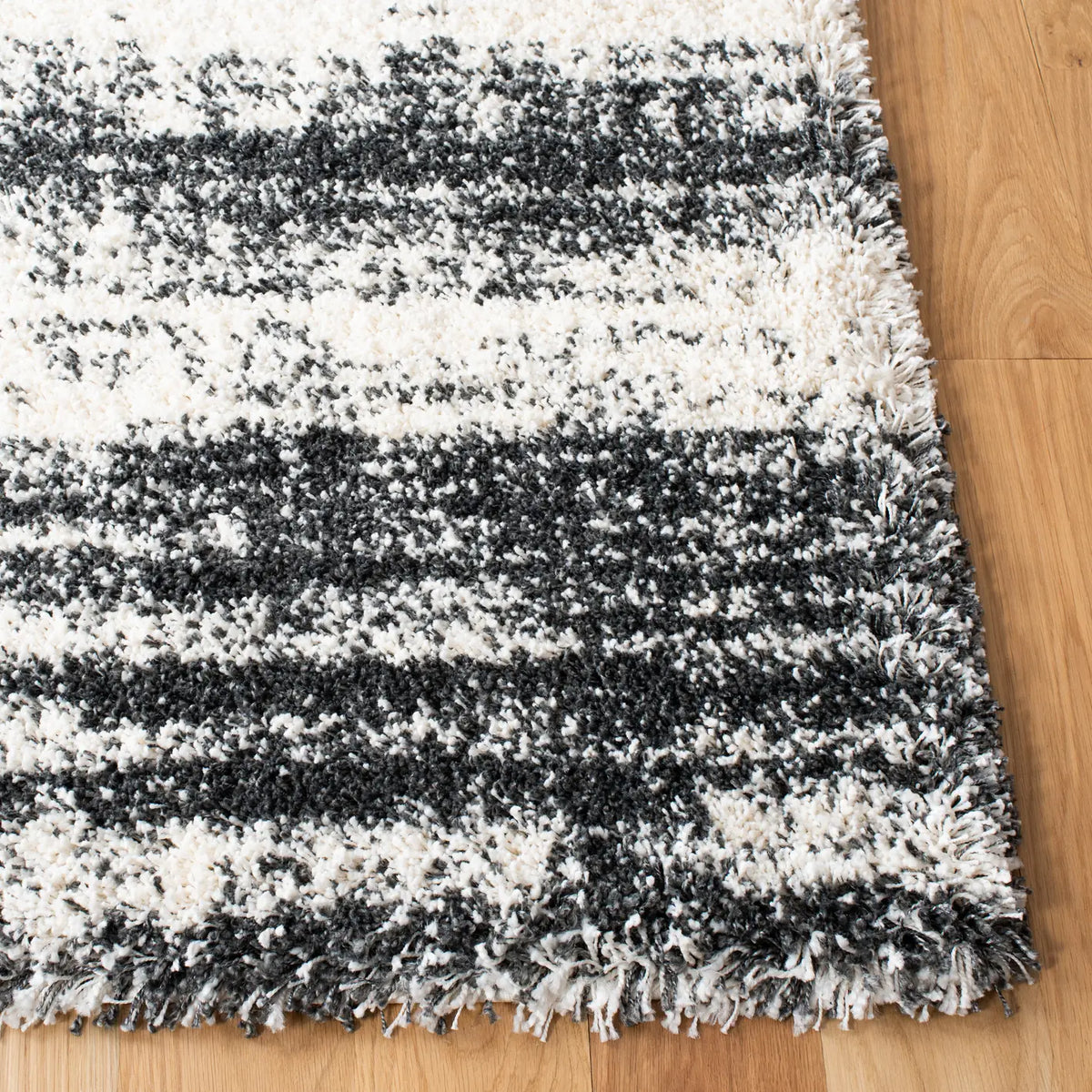 Safavieh Hudson Shag 4'-0" x 6'-0" Rug in Ivory / Dark Grey