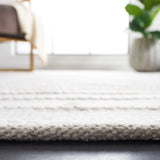 Safavieh Kilim 4'-0" x 6'-0" Rug in Light Grey / Ivory