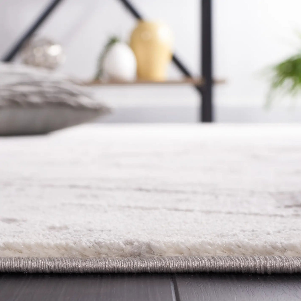 Safavieh Palma 4'-0" x 6'-0" Rug in Beige / Light Grey