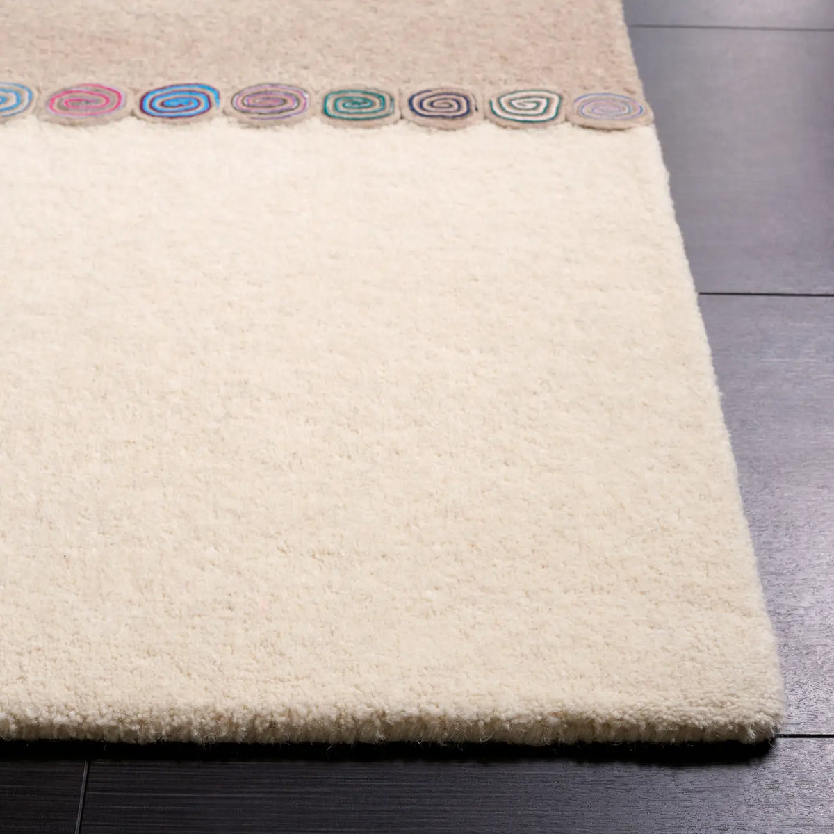 Safavieh Fifth Avenue 4'-0" x 6'-0" Rug in Ivory / Beige