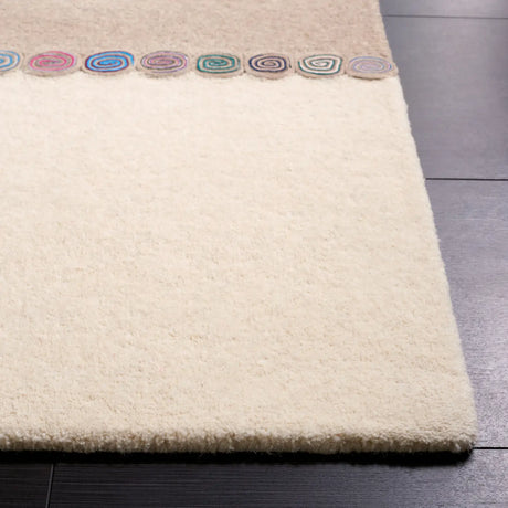 Safavieh Fifth Avenue 4'-0" x 6'-0" Rug in Ivory / Beige