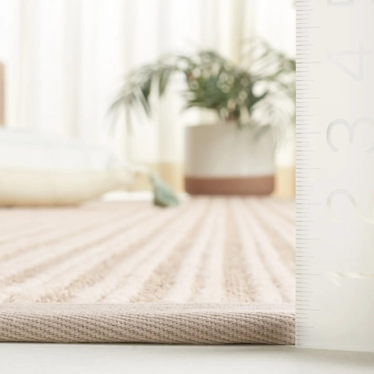 Safavieh Palm Beach 4'-0" x 6'-0" Rug in Ivory