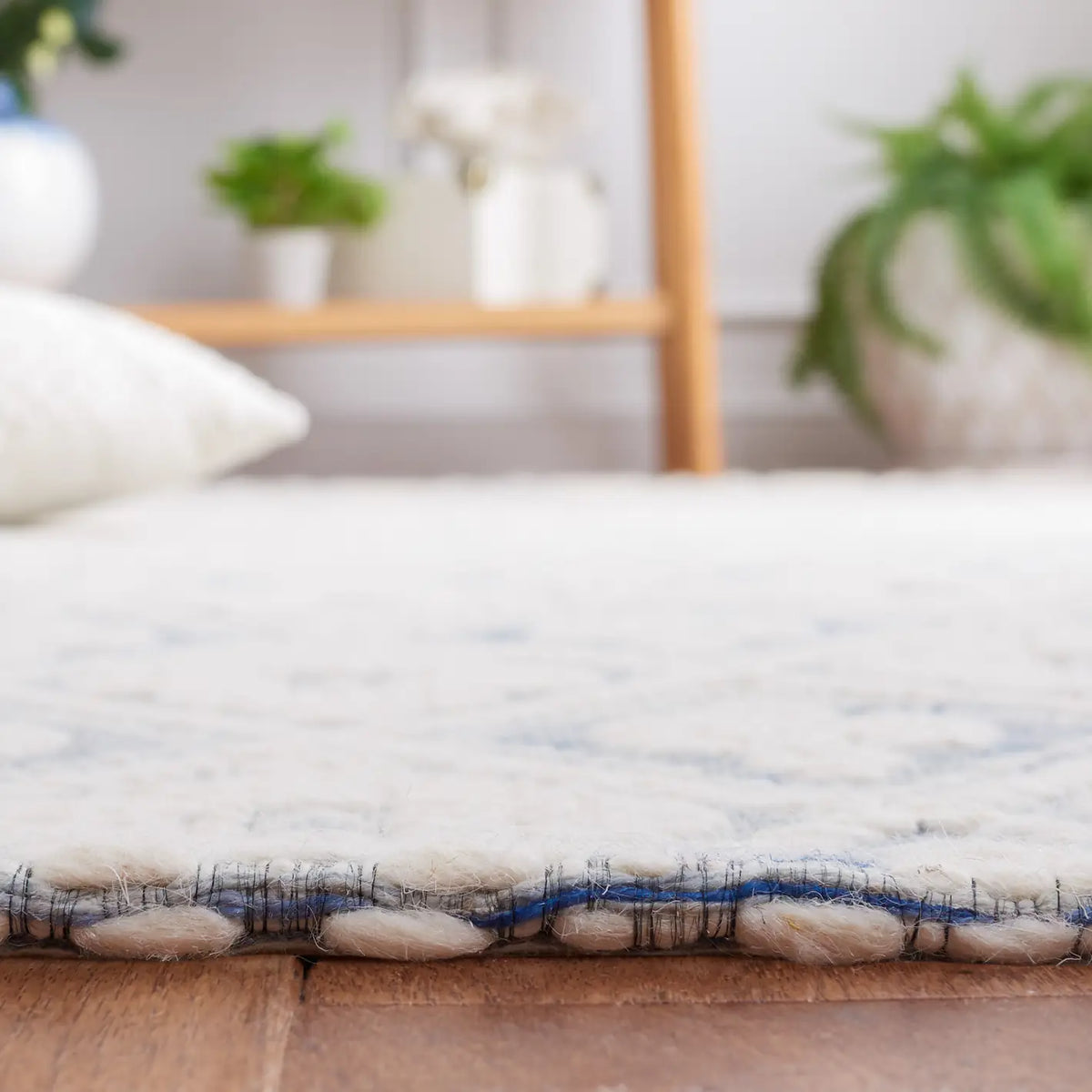 Safavieh Marbella 4'-0" x 6'-0" Rug in Blue / Ivory