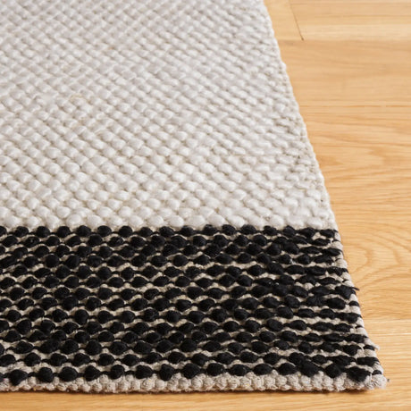 Safavieh Natura 4'-0" x 6'-0" Rug in Ivory / Black
