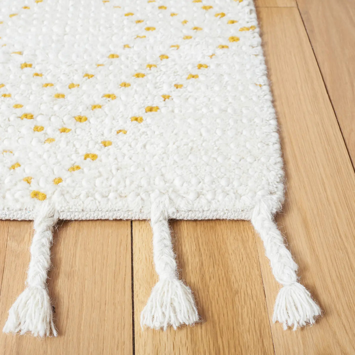 Safavieh Casablanca 4'-0" x 6'-0" Rug in Ivory / Gold