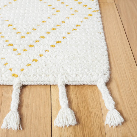 Safavieh Casablanca 4'-0" x 6'-0" Rug in Ivory / Gold