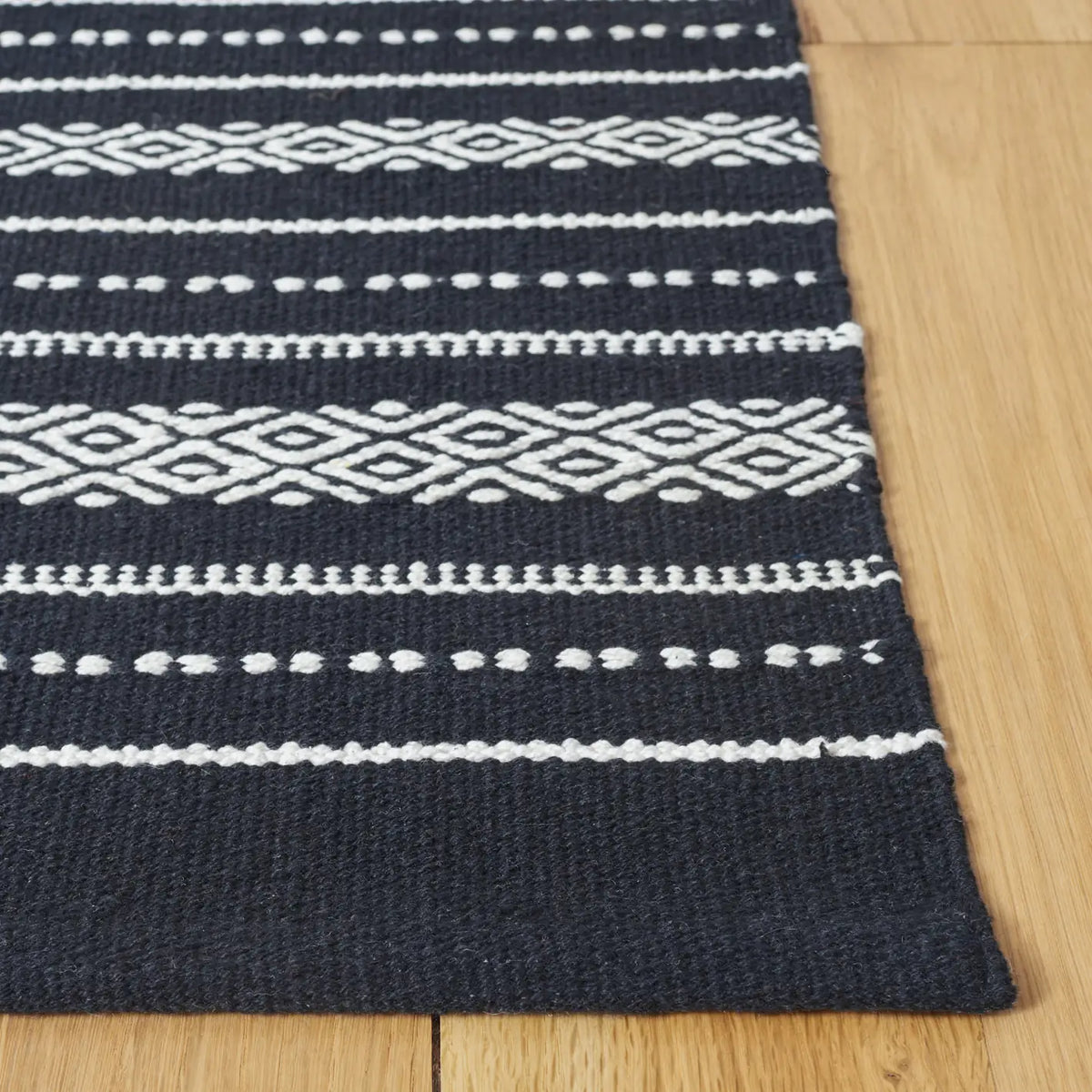 Safavieh Kilim 4'-0" x 6'-0" Rug in Black / Ivory