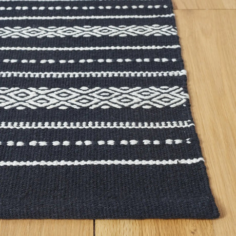 Safavieh Kilim 4'-0" x 6'-0" Rug in Black / Ivory