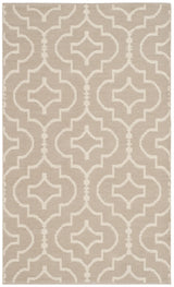 Safavieh Montauk 2'-6" x 4'-0" Rug in Grey / Ivory