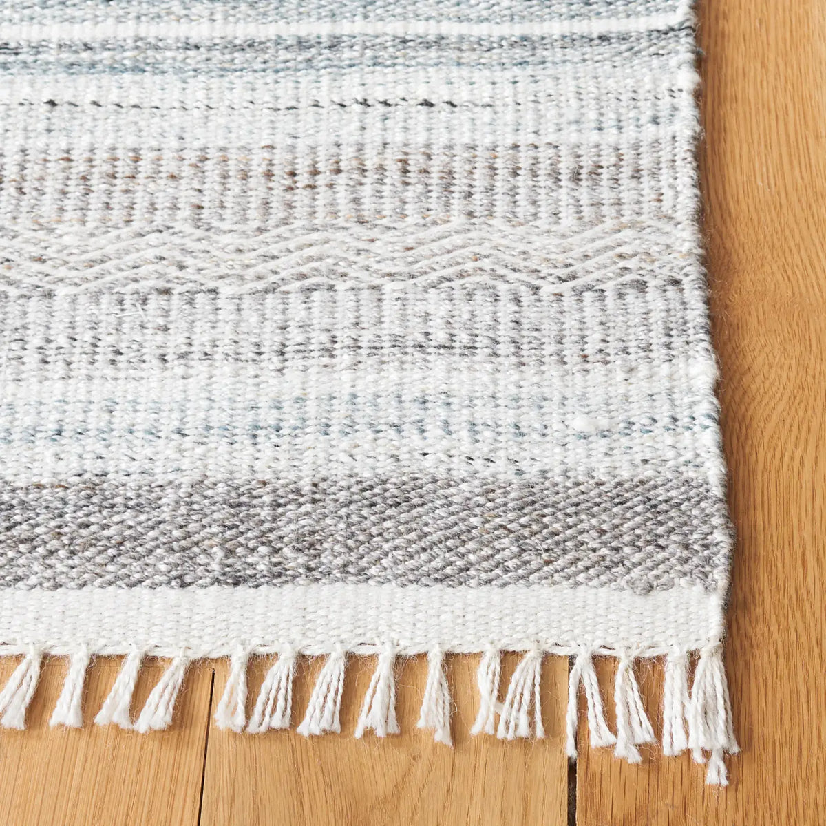 Safavieh Kilim 4'-0" x 6'-0" Rug in Ivory / Grey
