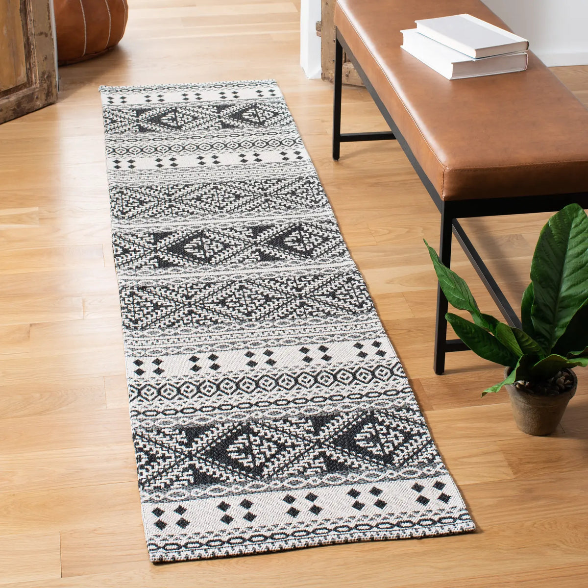 Safavieh Augustine 2'-0" x 8'-0" Rug in Black / Cream