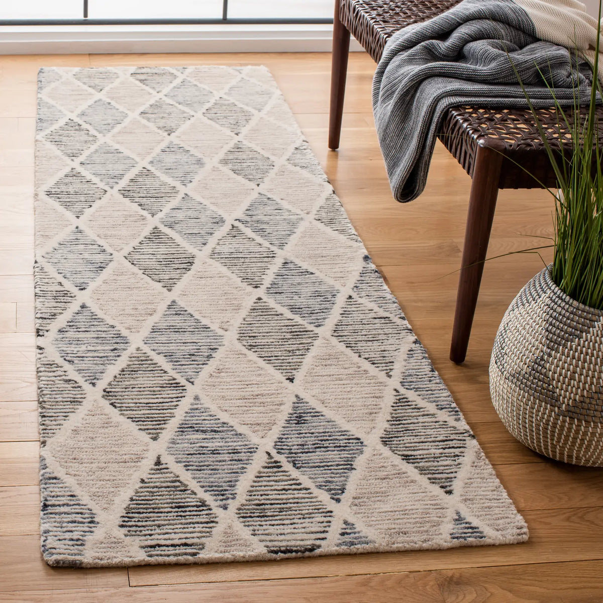 Safavieh Precious 2'-6" x 8'-0" Rug in Blue / Beige