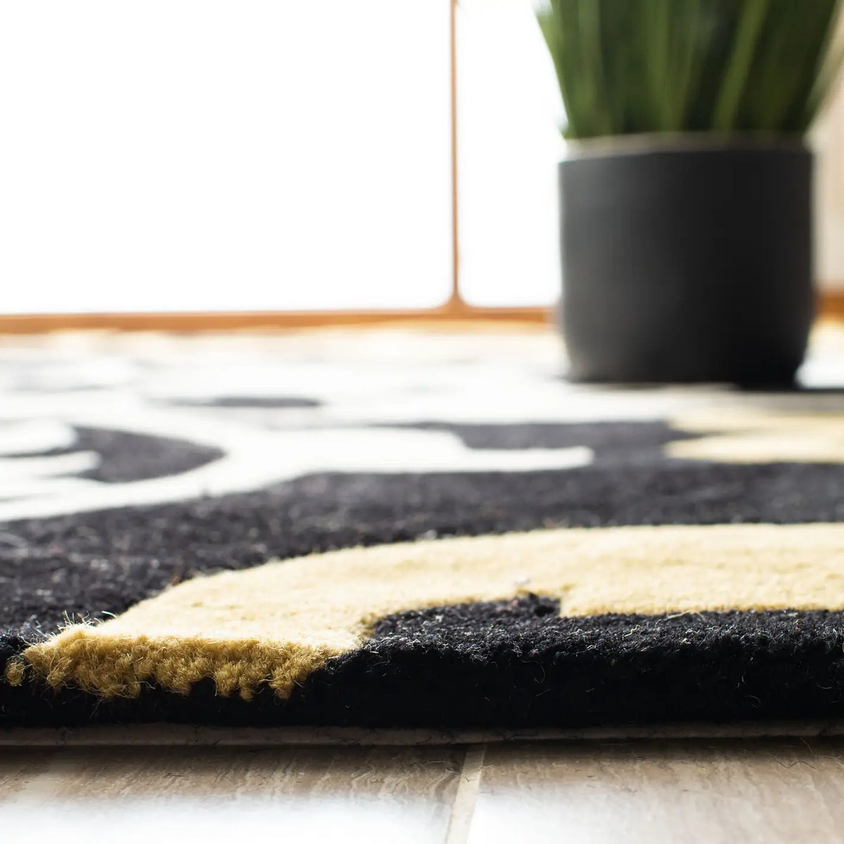 Safavieh Soho 5'-0" x 8'-0" Rug in Black / Multi