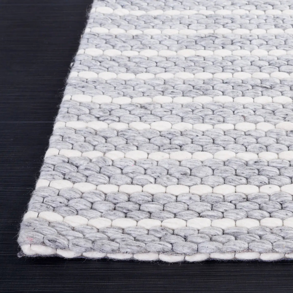 Safavieh Marbella 4'-0" x 6'-0" Rug in Grey / Ivory