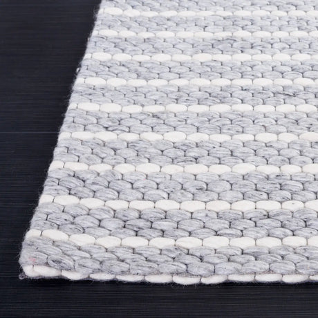 Safavieh Marbella 4'-0" x 6'-0" Rug in Grey / Ivory