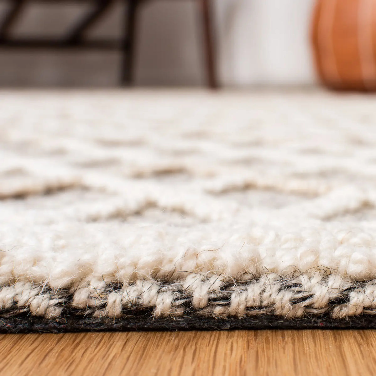 Safavieh Trace 4'-0" x 6'-0" Rug in Ivory / Black