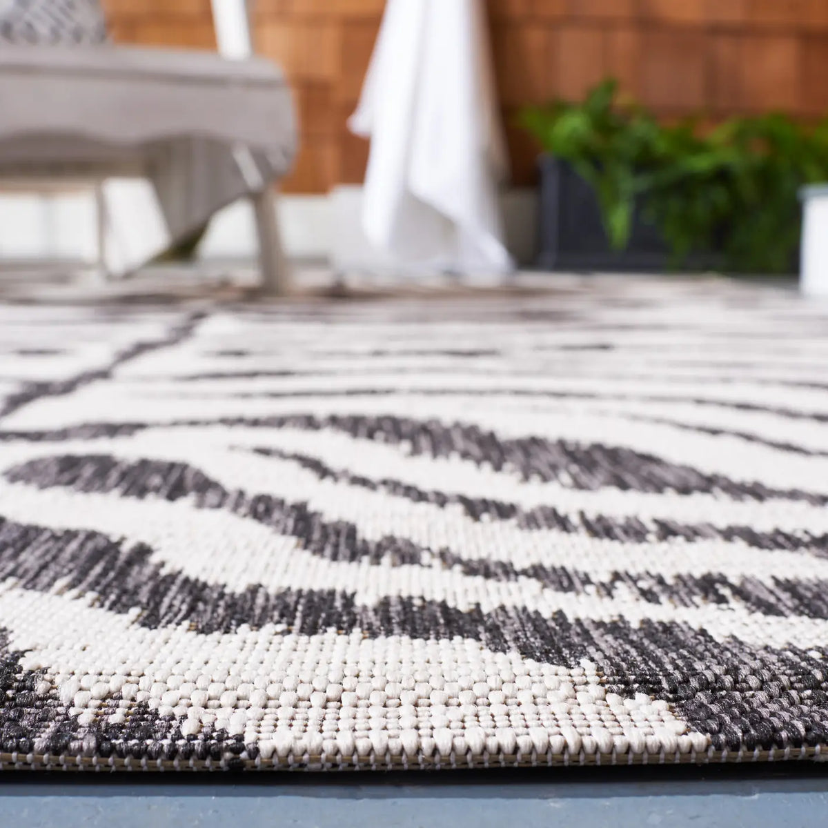 Safavieh Courtyard 4'-0" x 5'-7" Rug in Ivory / Black