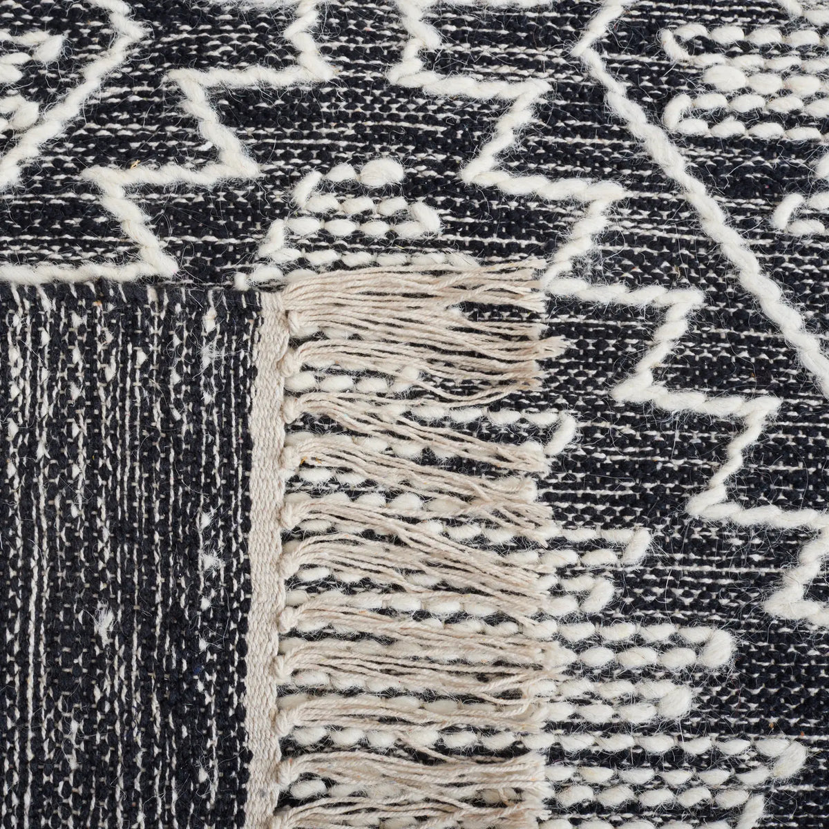 Safavieh Kilim 4'-0" x 6'-0" Rug in Ivory / Black