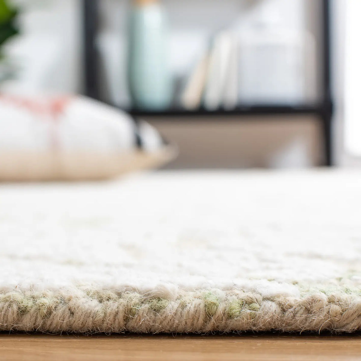 Safavieh Blossom 4'-0" x 6'-0" Rug in Light Green / Ivory
