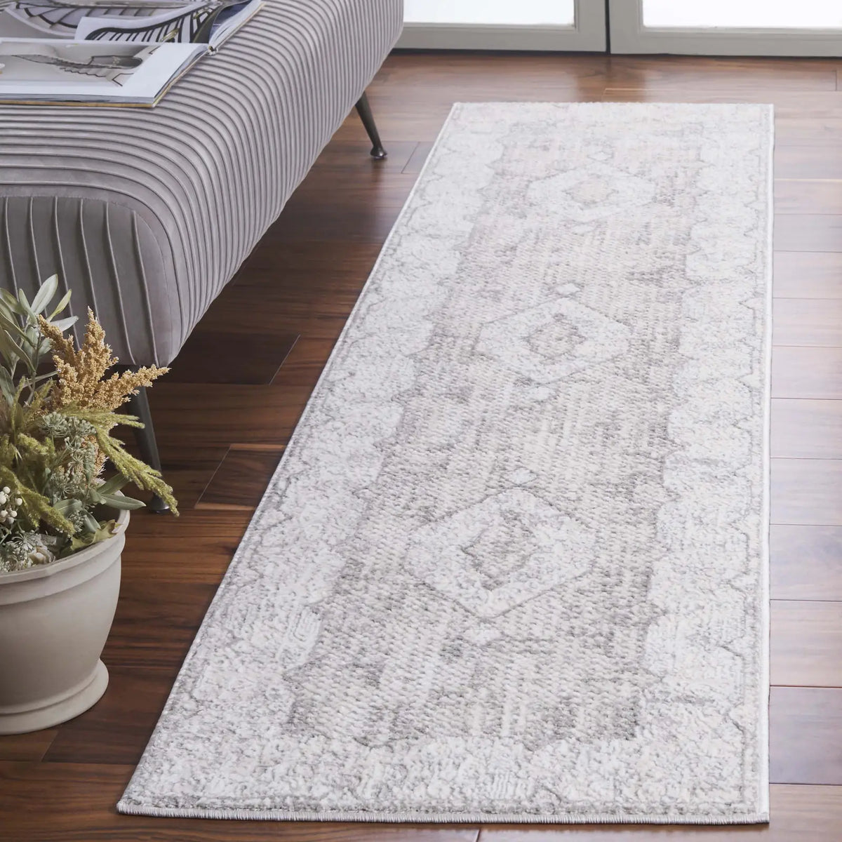Safavieh Easton 2'-0" x 8'-0" Rug in Ivory / Grey