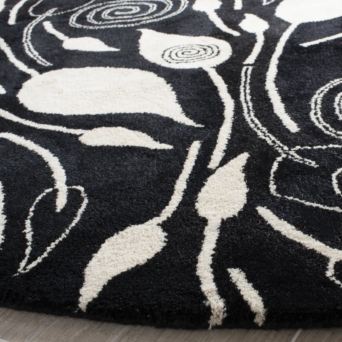 Safavieh Soho 6'-0" x 6'-0" Rug in Black / Ivory