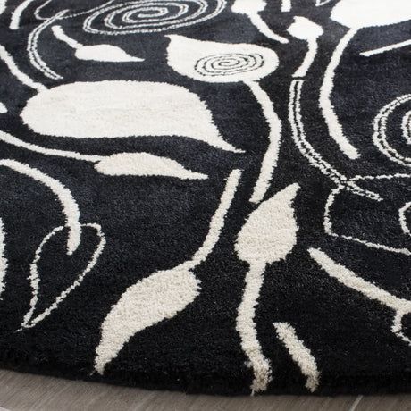 Safavieh Soho 6'-0" x 6'-0" Rug in Black / Ivory