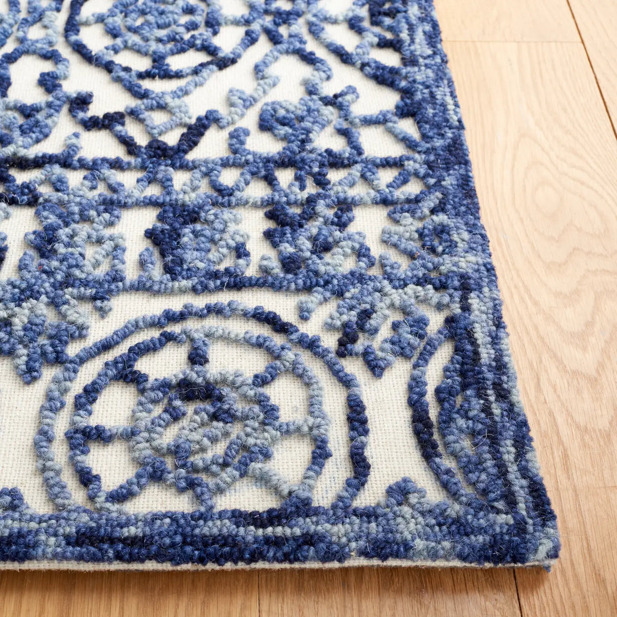 Safavieh Trace 4'-0" x 6'-0" Rug in Navy / Ivory