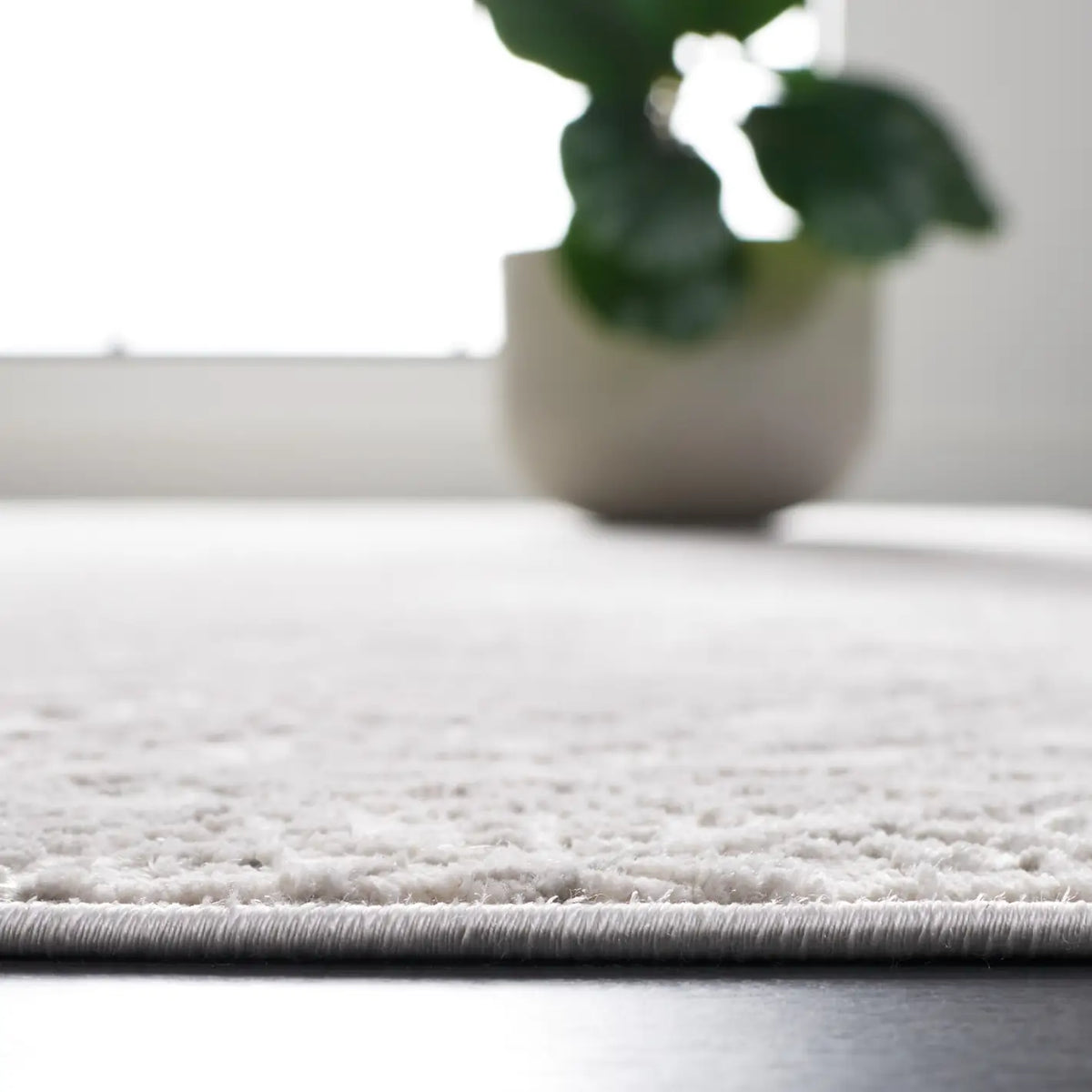 Safavieh Vogue 4'-0" x 6'-0" Rug in Grey / Light Grey