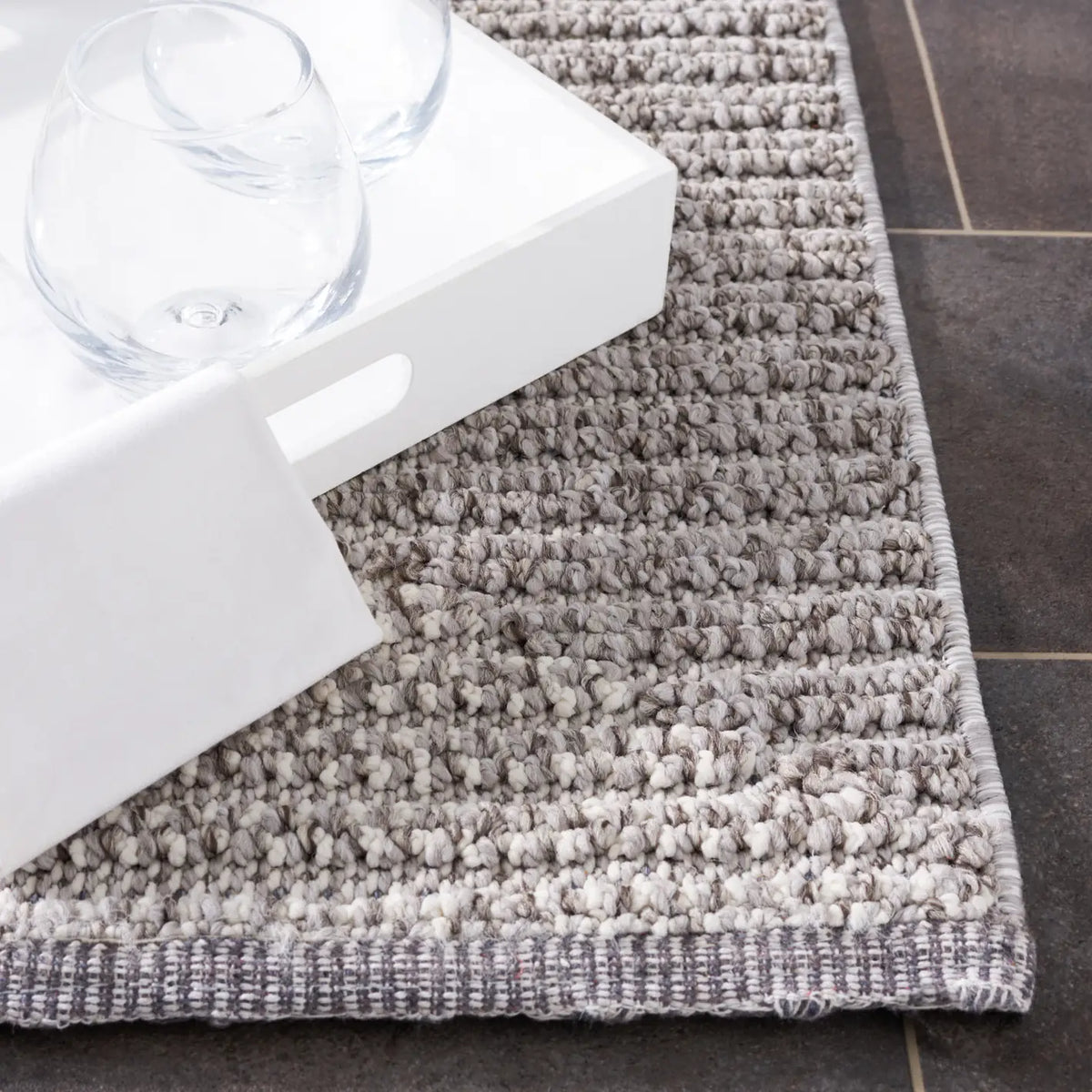 Safavieh Global 4'-0" x 6'-0" Rug in Light Grey / Grey