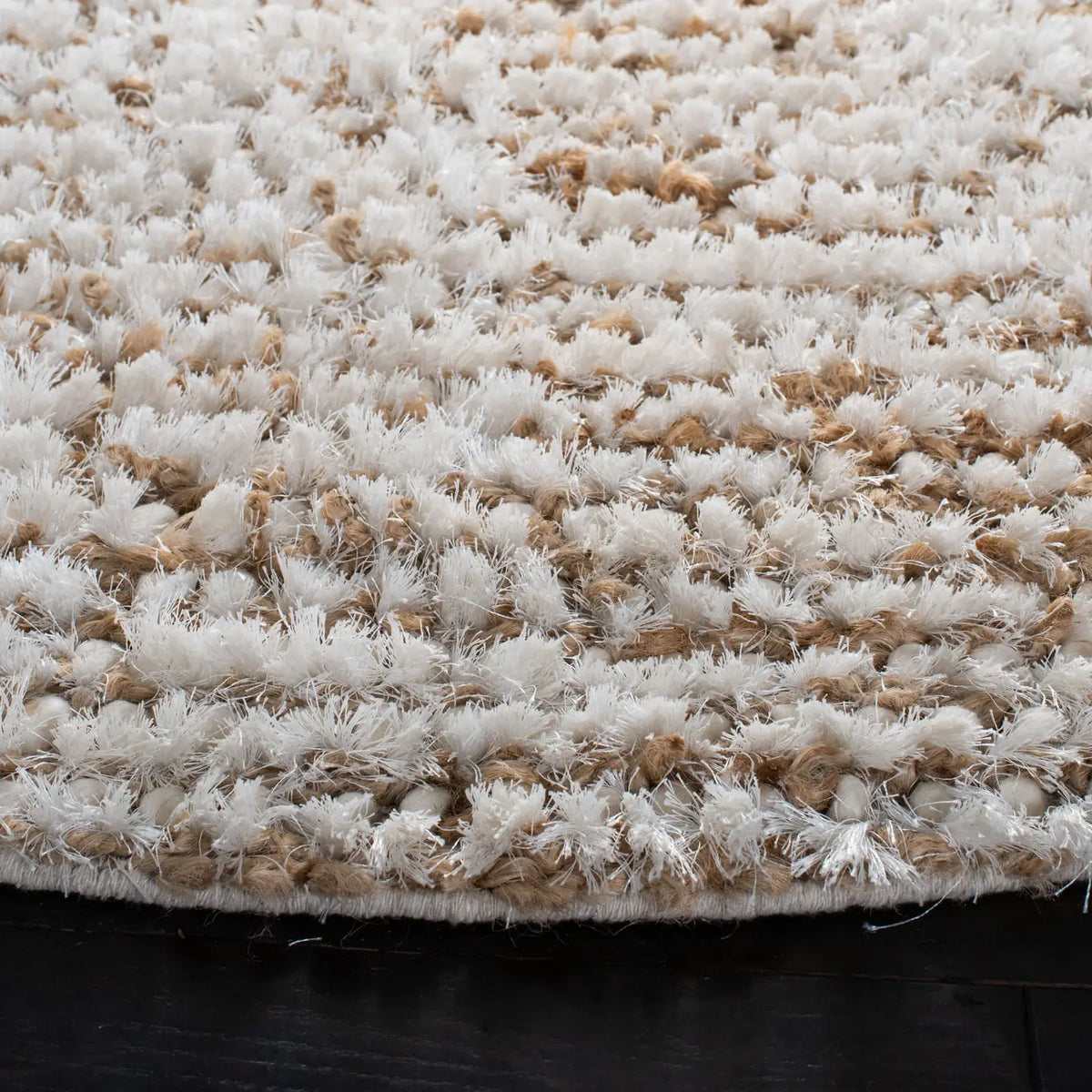 Safavieh Classic Shag 7'-0" x 7'-0" Rug in White / Beige