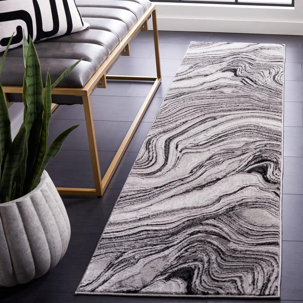 Safavieh Meadow 500 2'-0" x 8'-0" Rug in Black / Grey
