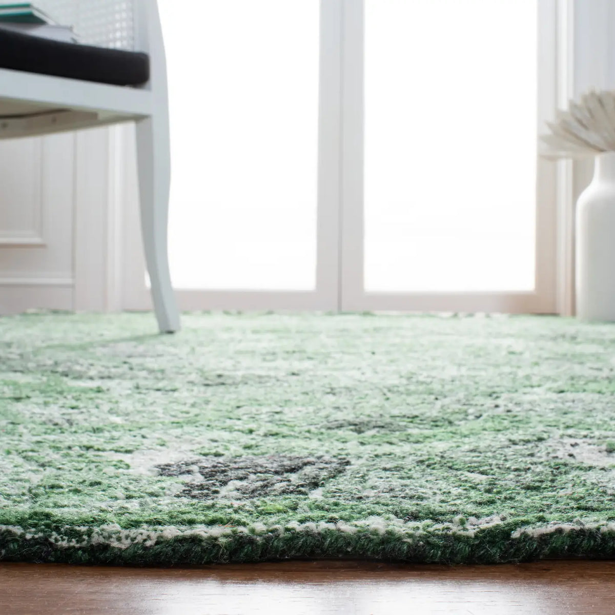 Safavieh Marquee 4'-0" x 6'-0" Rug in Green / Ivory