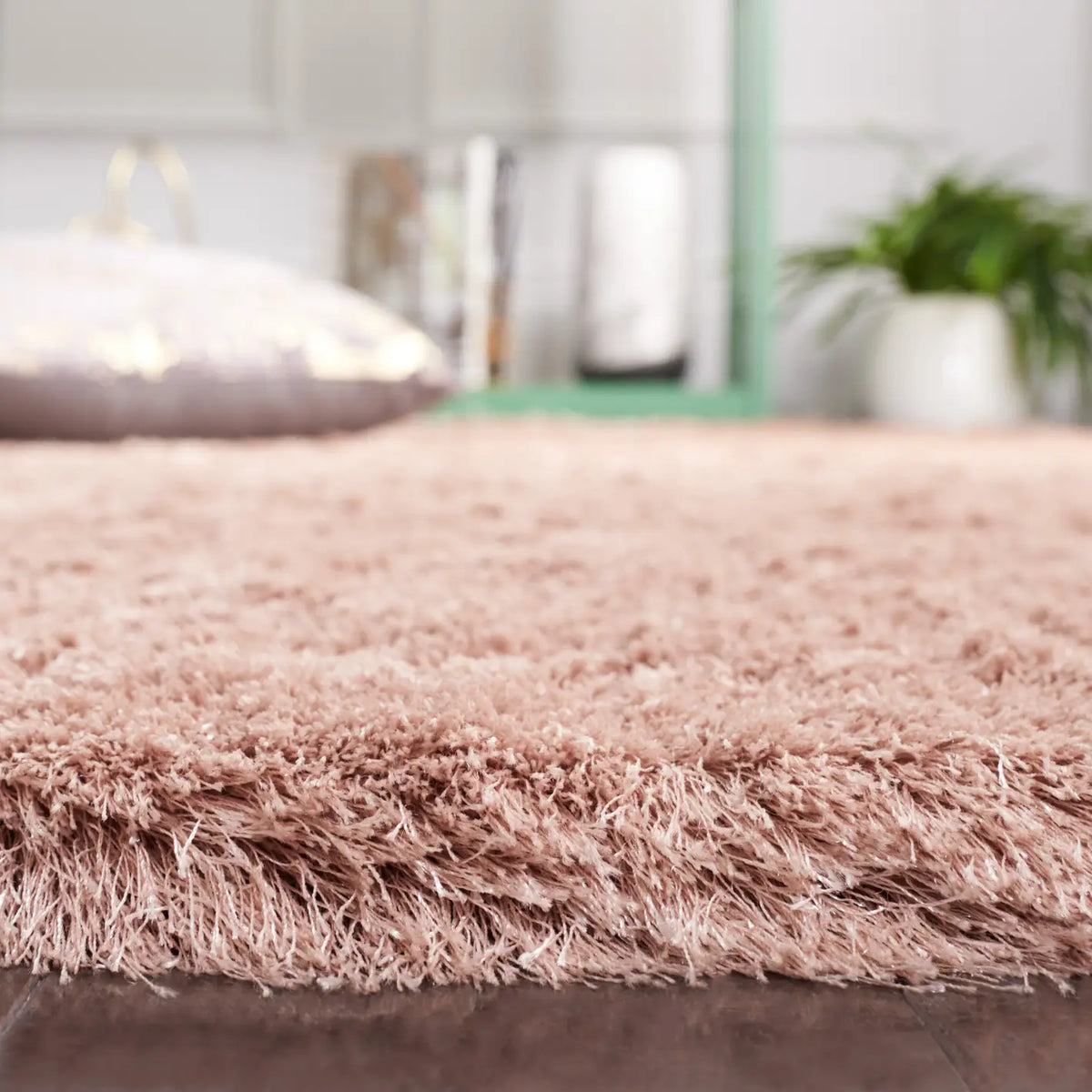 Safavieh Shag 4'-0" x 6'-0" Rug in Beige