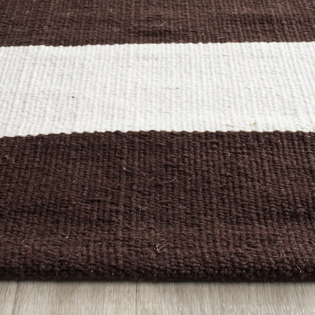 Safavieh Montauk 2'-3" x 7'-0" Rug in Chocolate / Ivory