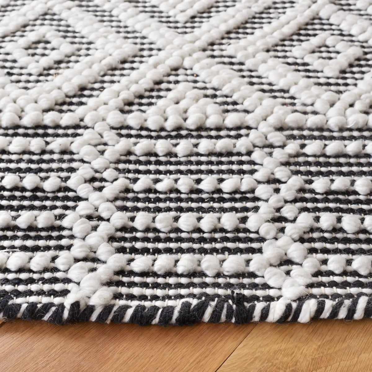 Safavieh Casablanca 6'-0" x 6'-0" Rug in Black / Ivory