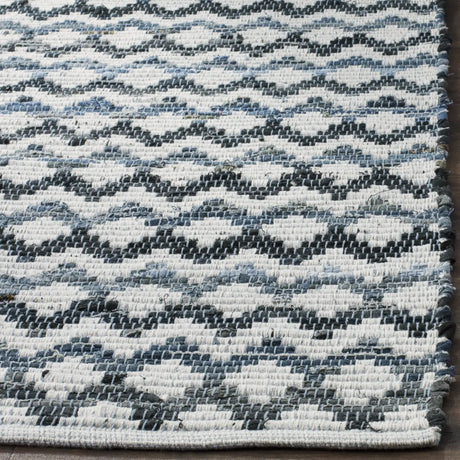 Safavieh Montauk 4'-0" x 6'-0" Rug in Ivory Blue / Black