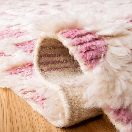 Safavieh Manhattan 4'-0" x 6'-0" Rug in Ivory / Pink