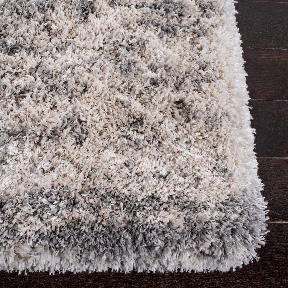 Safavieh Iceland Shag 4'-0" x 6'-0" Rug in Ivory / Grey