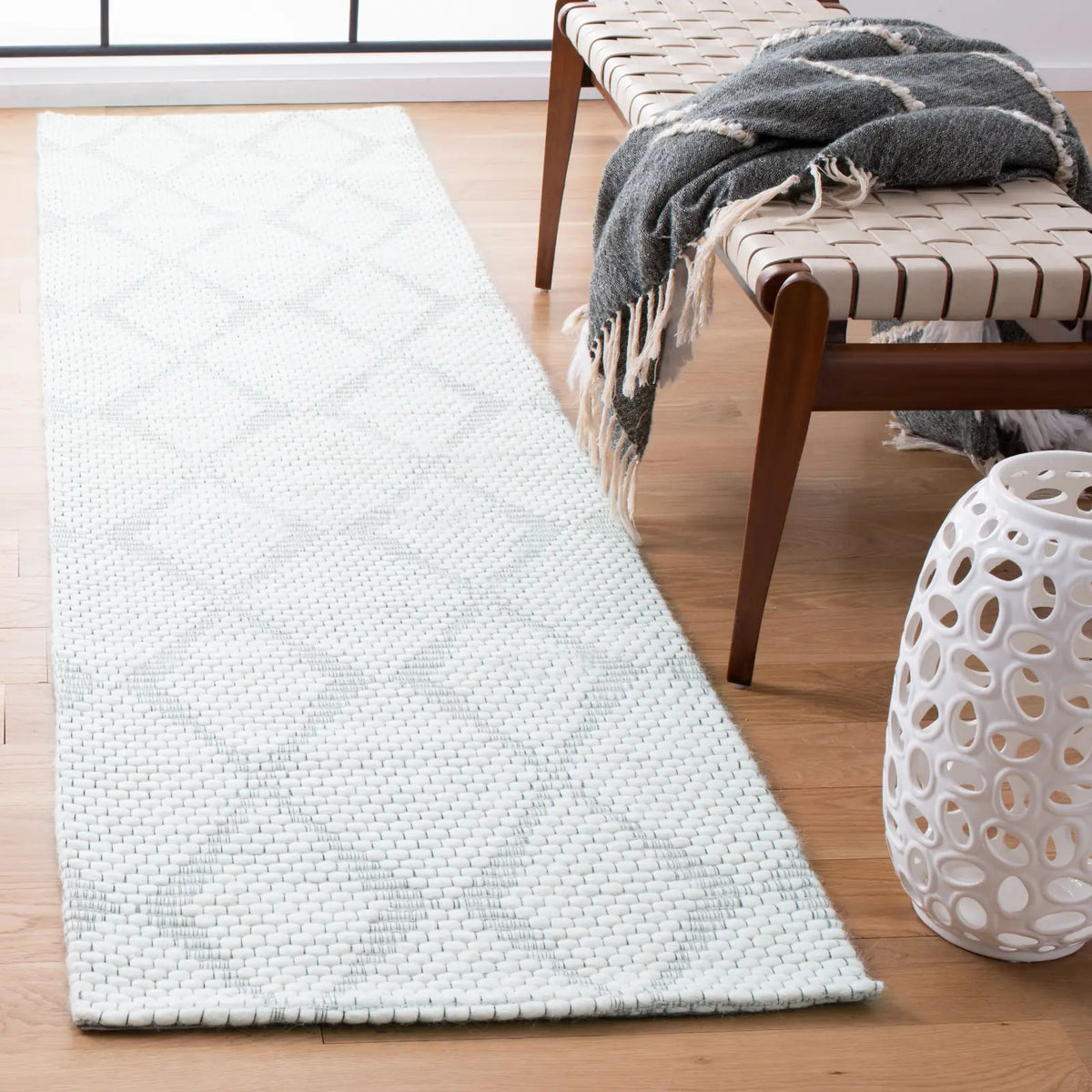 Safavieh Marbella 2'-3" x 9'-0" Rug in Ivory