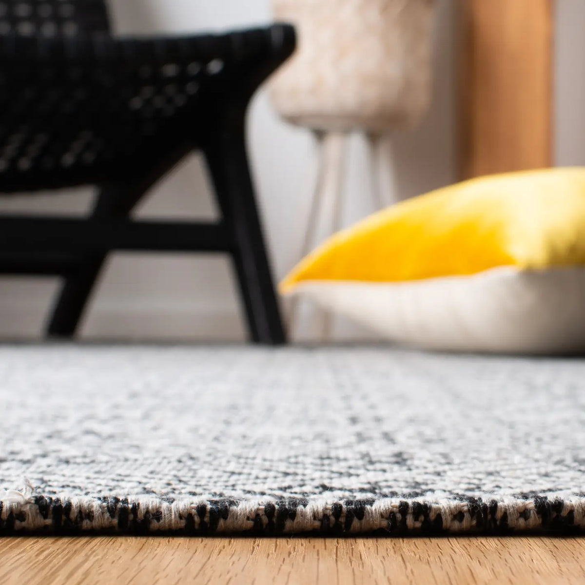 Safavieh Augustine 4'-0" x 6'-0" Rug in Black / Light Grey